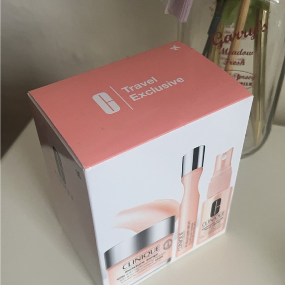 Unopened box Clinique Travel Exclusive set! - Picture 3 of 3